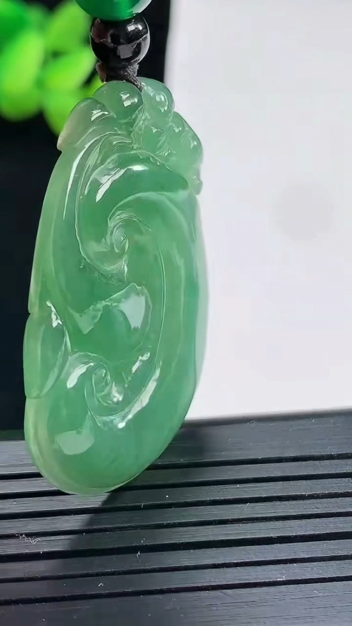 天然A货翡翠如意吊坠，尺寸42.1-26-5.5重:9.88g474
4月24日
