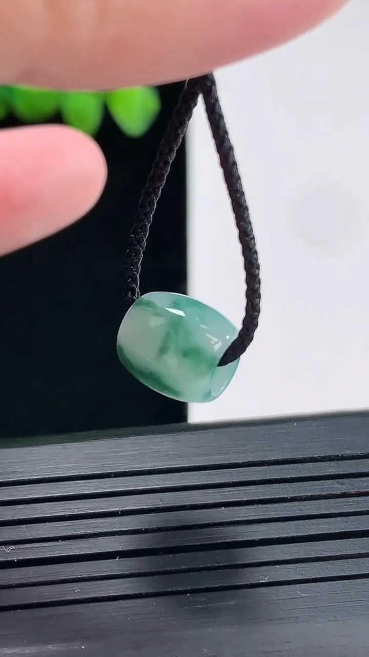 天然A货翡翠飘花路路通吊坠，尺寸10.4-9.6-2.5重:1.33
4月24日637