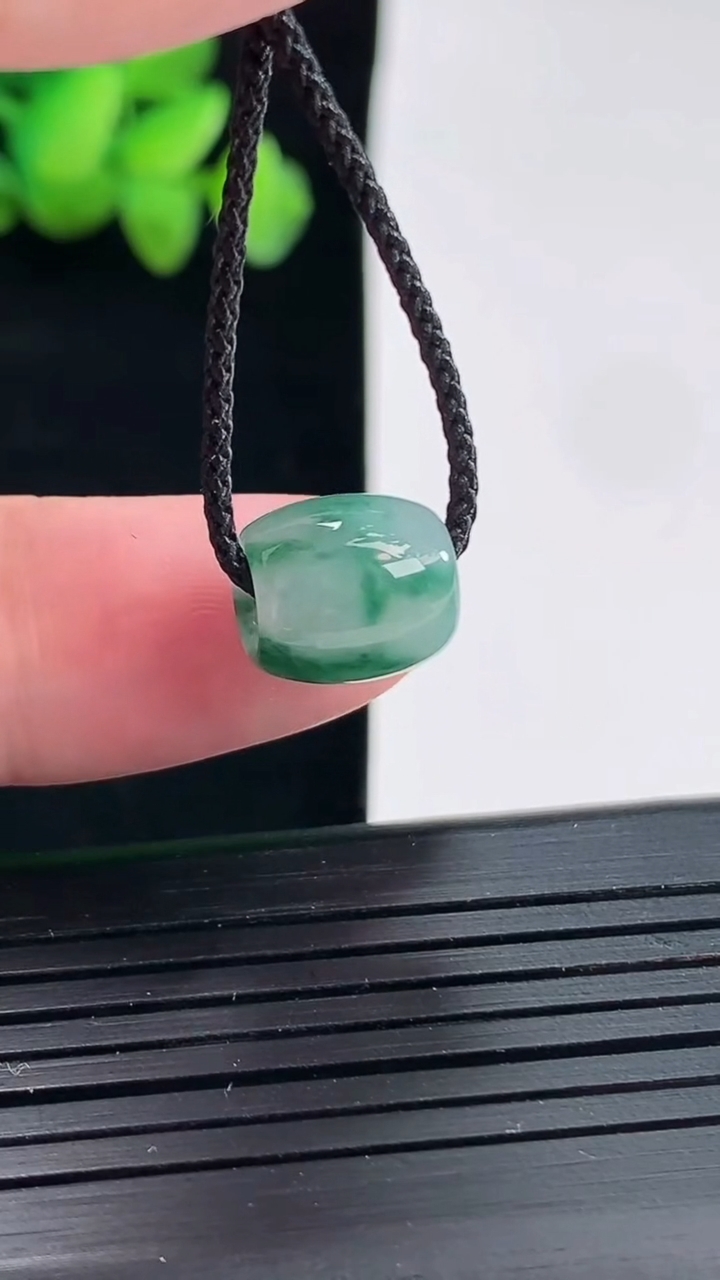 天然A货翡翠飘花路路通吊坠，尺寸10.4-9.6-2.5重:1.33
4月24日637