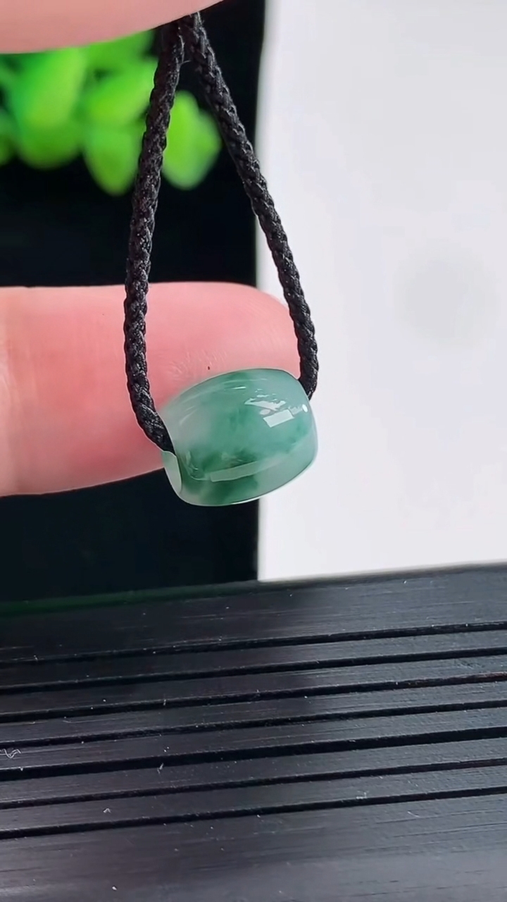天然A货翡翠飘花路路通吊坠，尺寸10.4-9.6-2.5重:1.33
4月24日637