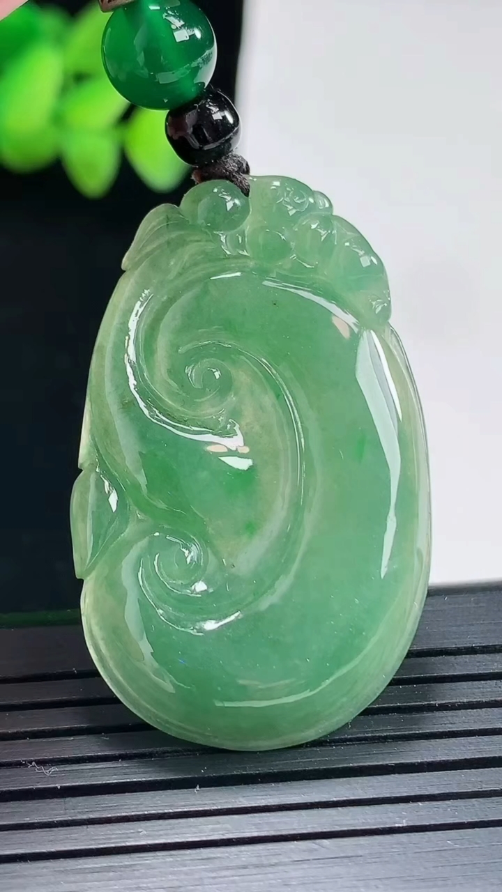 天然A货翡翠如意吊坠，尺寸42.1-26-5.5重:9.88g474
4月24日