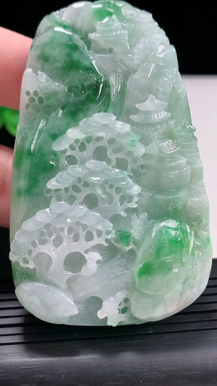 天然A货翡翠山水牌吊坠，尺寸76-46.5-13.2重:86.05g99
4月24日