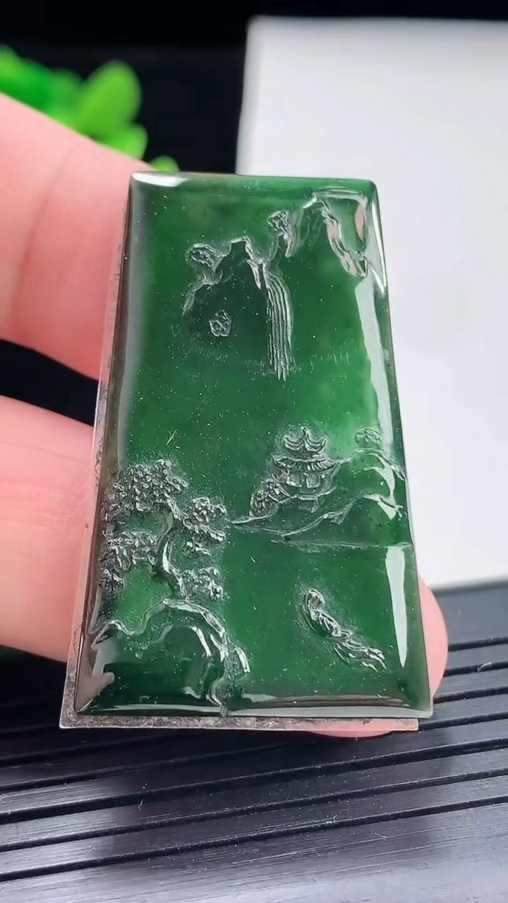 天然A货翡翠山水牌吊坠，尺寸40-25-2.8重:3.97g635
4月24日