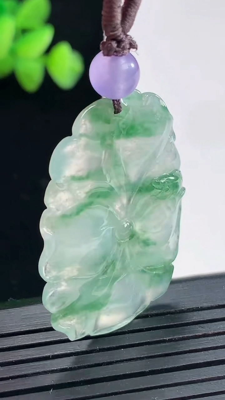 天然A货翡翠冰种飘花和和美美荷叶鱼吊坠，尺寸37-26-4.5重:6.86g635
4月24日