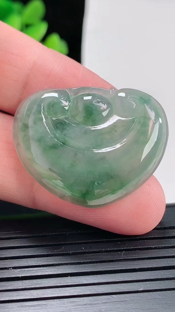 天然A货翡翠飘花如意吊坠，尺寸32.5-25.8-4重:6.25g474
4月24日