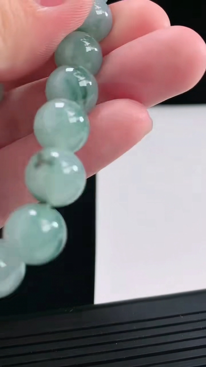 天然A货翡翠飘花圆珠手串，尺寸10.5-17颗重量:37.33g4月25日
工厂直销收藏佳品,种好水足，色泽均匀，有种有色，上手高大气！