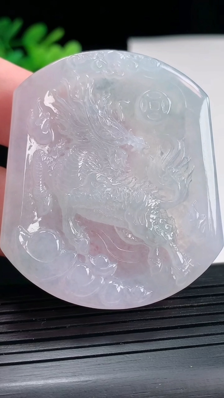 天然A货翡翠麒麟吊坠，尺寸53.6-45-5.5重量:28.19g
4月25日