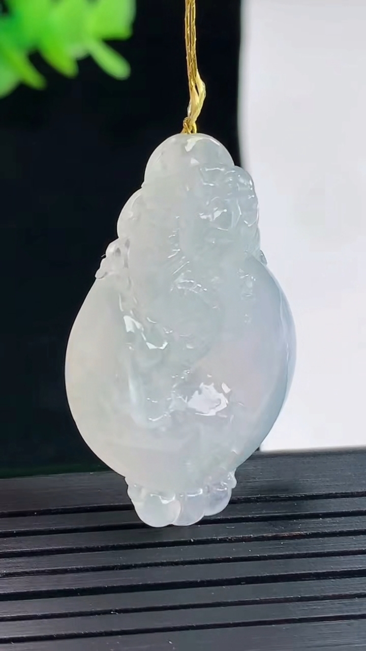 天然A货翡翠龙牌吊坠，尺寸38.5-25-7重量:11.08g
4月25日