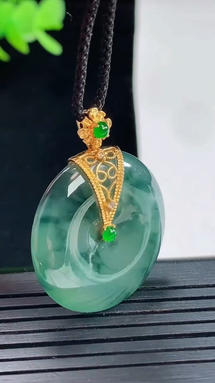 天然A货翡翠种飘花平安扣吊坠，尺寸26-5重量:8.40g
4月25日