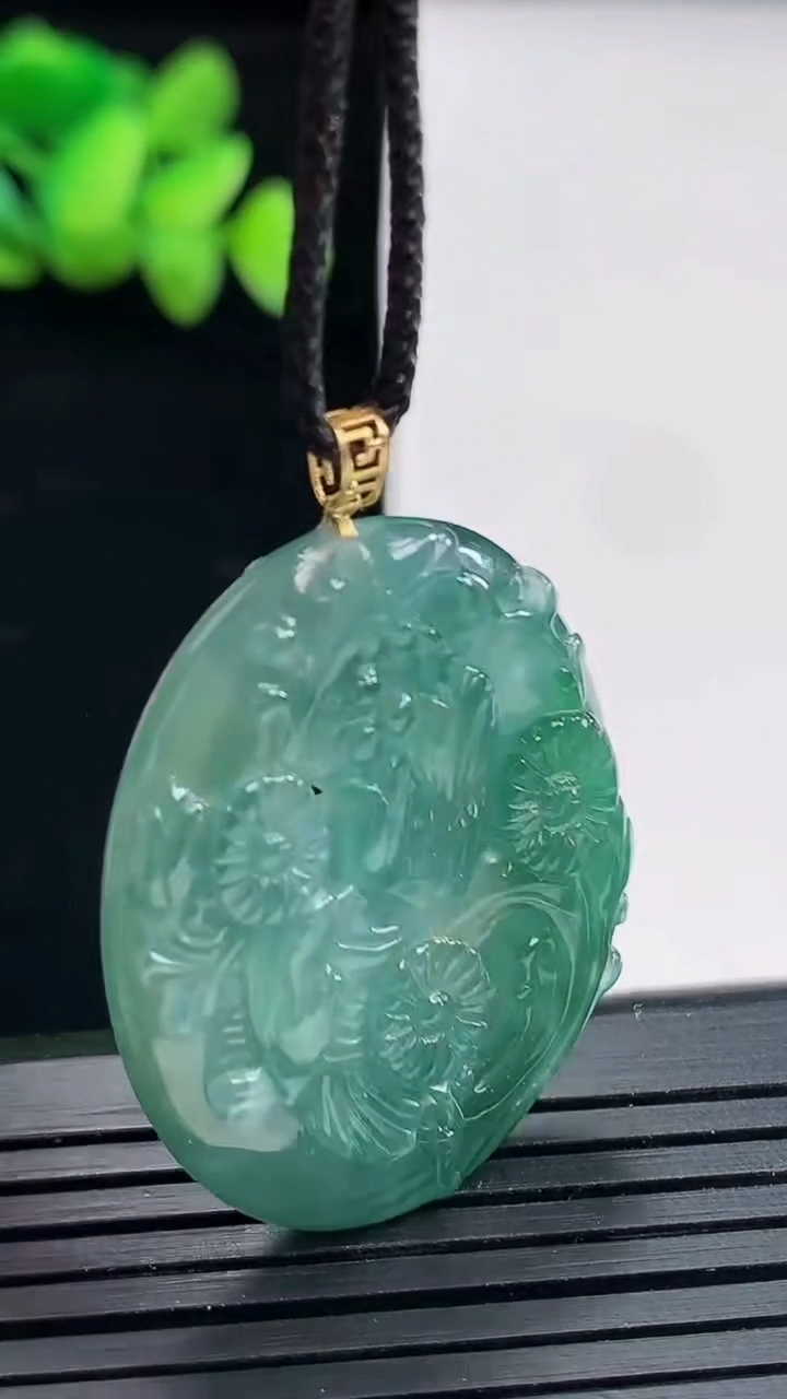 天然A货翡翠18k金蓝水喜上眉梢吊坠，尺寸34-26.6-6重:10.19g229
4月25日