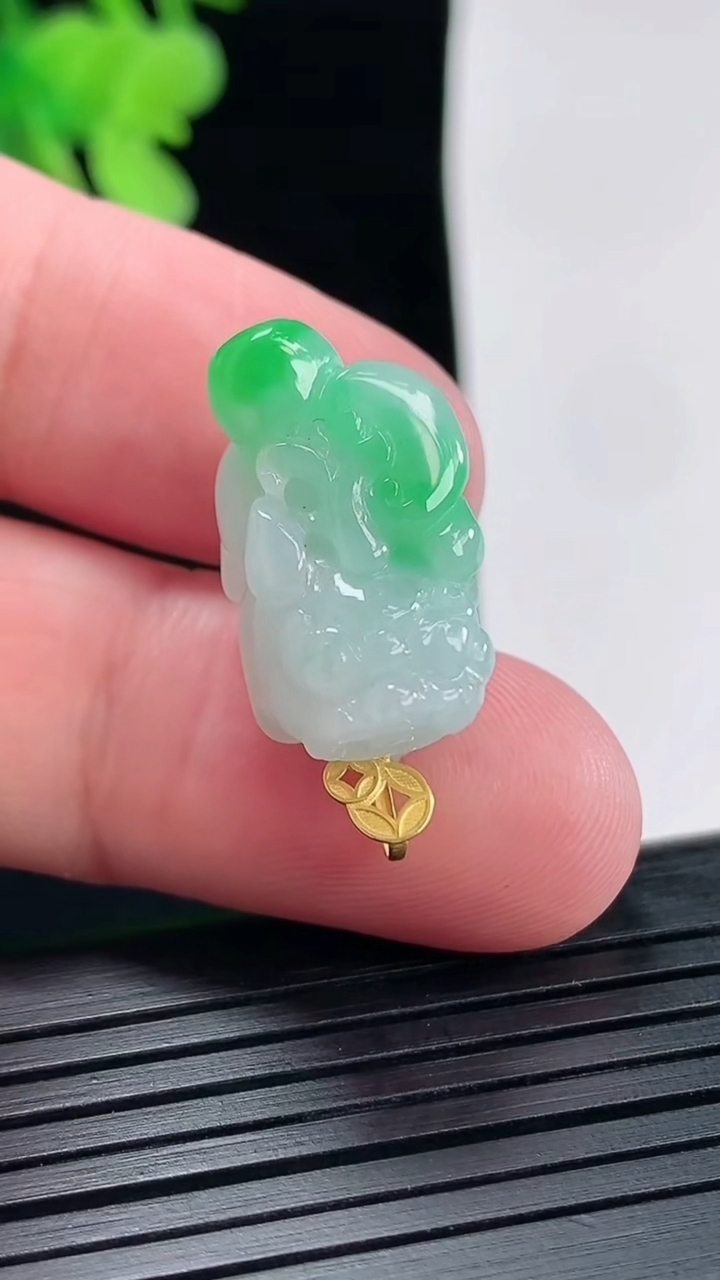 天然A货翡翠貔貅吊坠，尺寸18.5-11.5-11重量:5.43g
4月25日