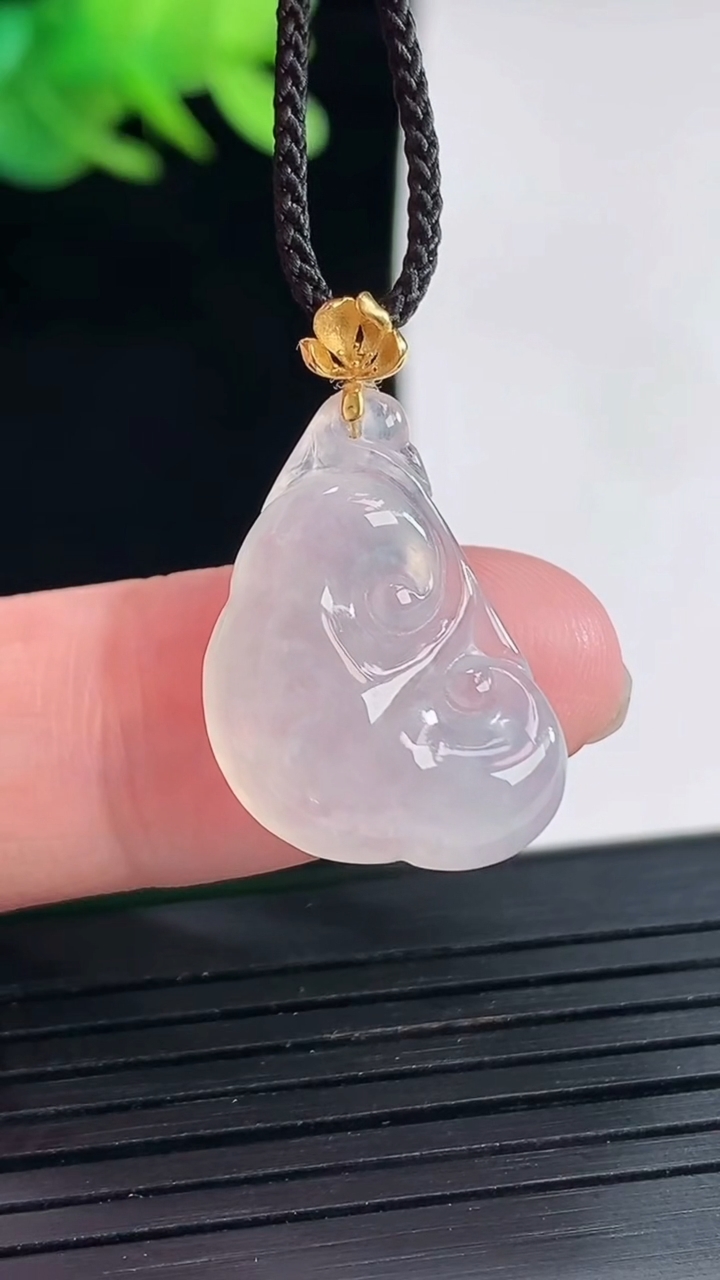 天然A货翡翠种白冰如意吊坠，尺寸22-14.5-5.2重量:2.67g
4月25日