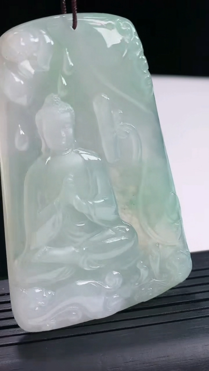 天然A货翡翠大日如来佛吊坠，尺寸67.5-44.5-5.5重量:35.95g
4月25日