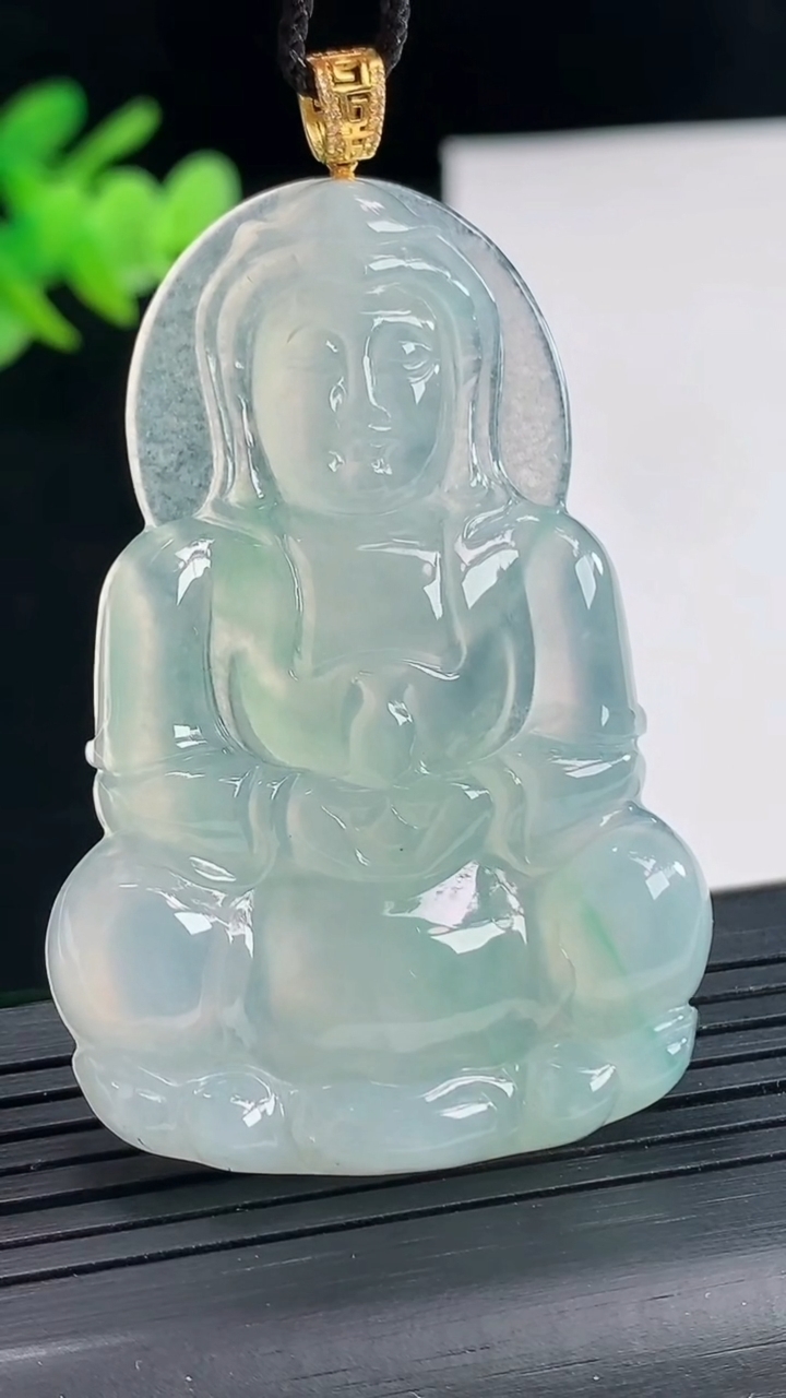 天然A货翡翠正装观音吊坠，尺寸53.5-36.2-5.2重量:18.34g
4月25日