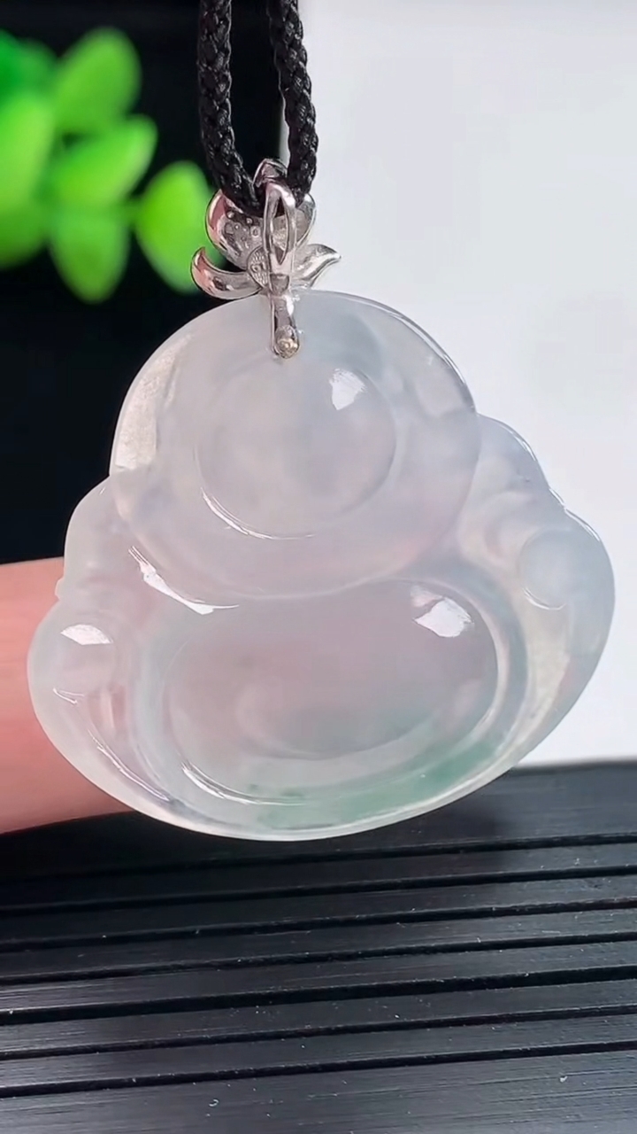 天然A货翡翠种飘花佛公吊坠，尺寸28-31-5.5重量:7.76g
4月25日