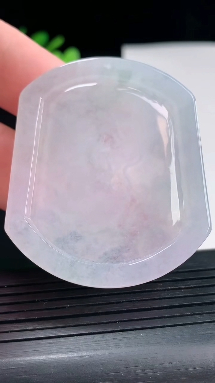 天然A货翡翠龙牌吊坠，尺寸53.5-45-5.5重量:28.92g
4月25日