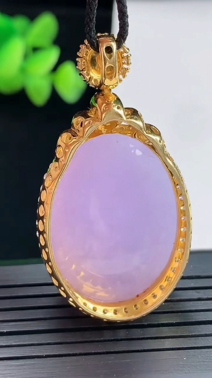 天然A货翡翠18k金紫罗兰蛋面吊坠，尺寸46.5-25-15，裸石29-22重量:18.60g
4月25日