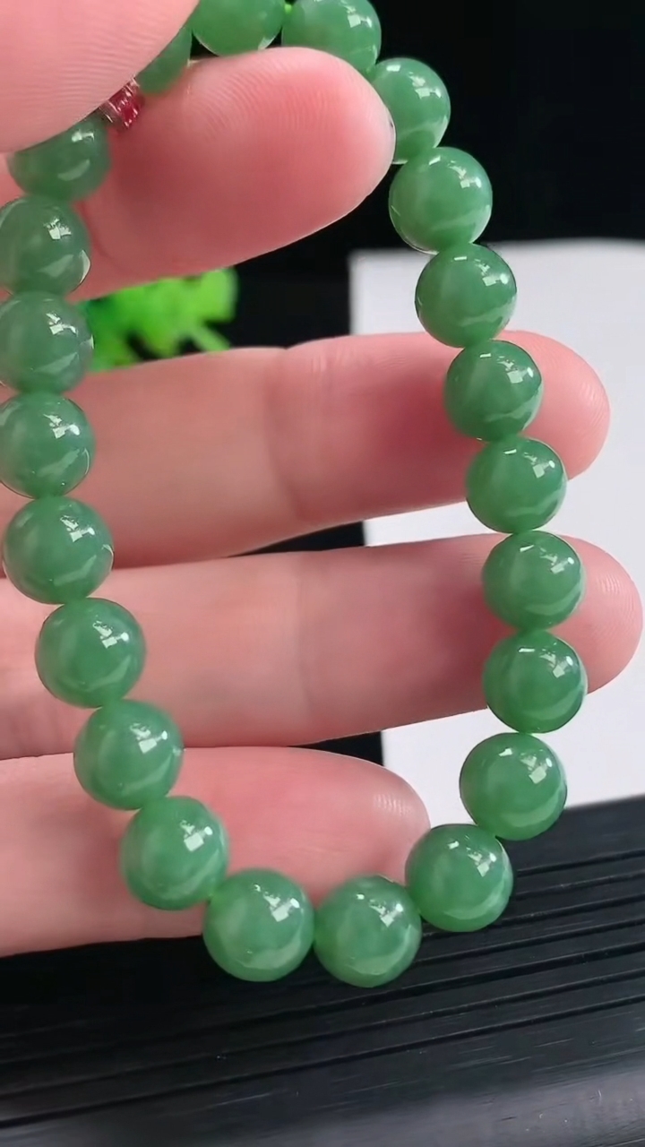 天然A货翡翠圆珠手串，尺寸8-22颗重量:19.74g4月25日
工厂直销收藏佳品,种好水足，色泽均匀，有种有色，上手高大气！