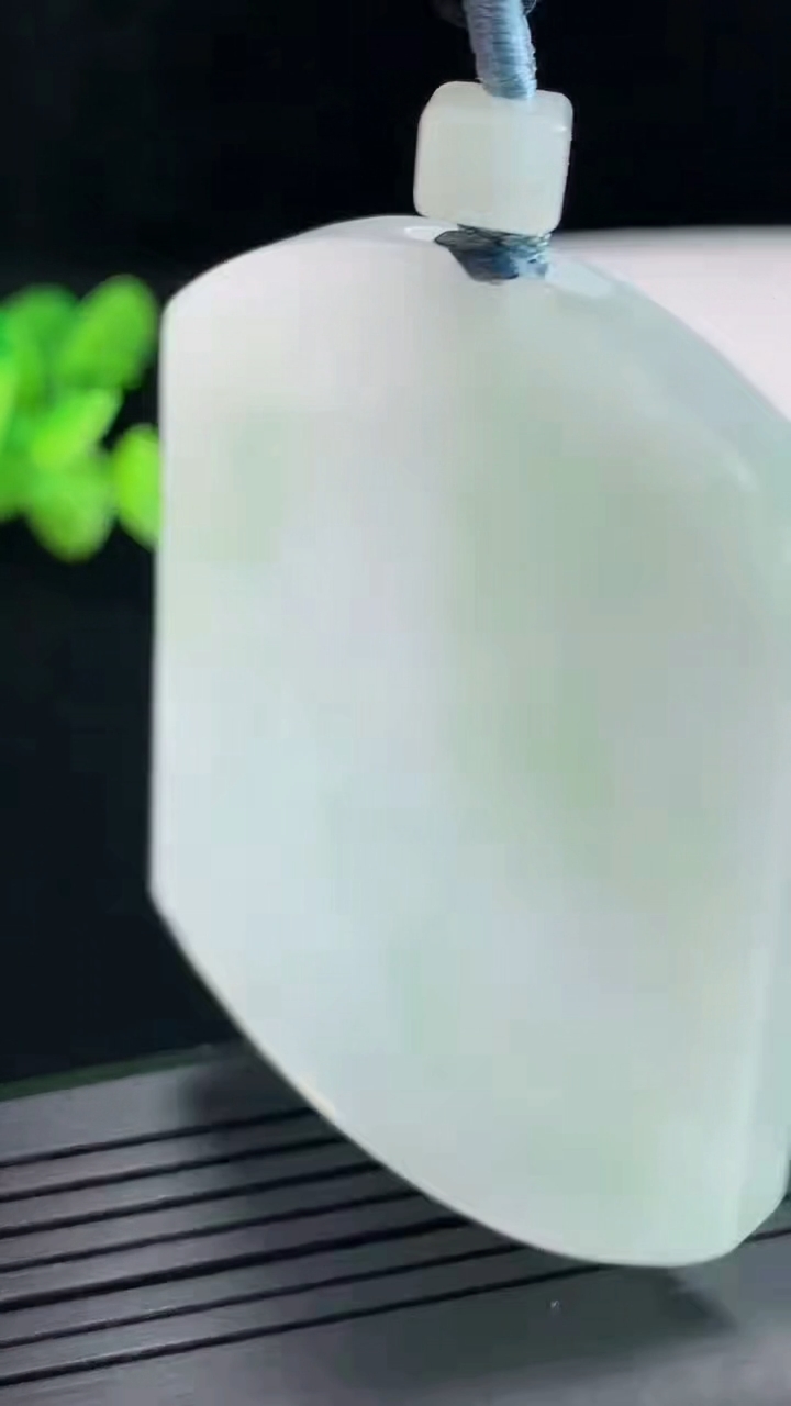 天然A货翡翠无事牌吊坠，尺寸55-41.5-5.6重量:38.75g
4月25日