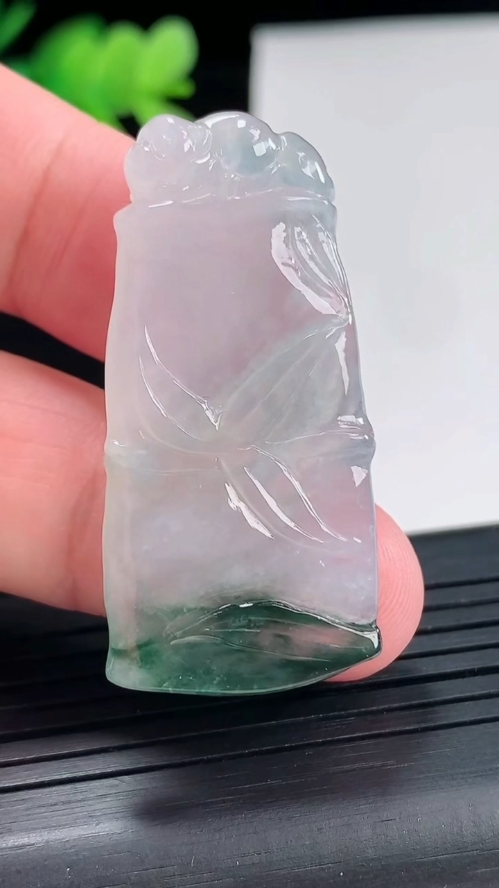 天然A货翡翠冰种飘花节节高升 竹节吊坠，尺寸43.6-20.5-4.8重量:9.46g
4月25日