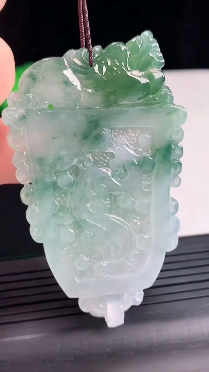 天然A货翡翠飘花仿古龙牌吊坠，尺寸63.5-40.6-5重量:28.68g
4月25日