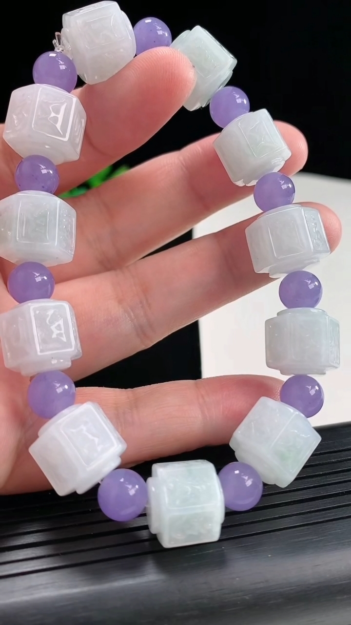 天然A货翡翠飘花六字真言路路通手串，尺寸12-13-11颗重量:60.80g4月25日
工厂直销收藏佳品,种好水足，色泽均匀，有种有色，上手高大气！