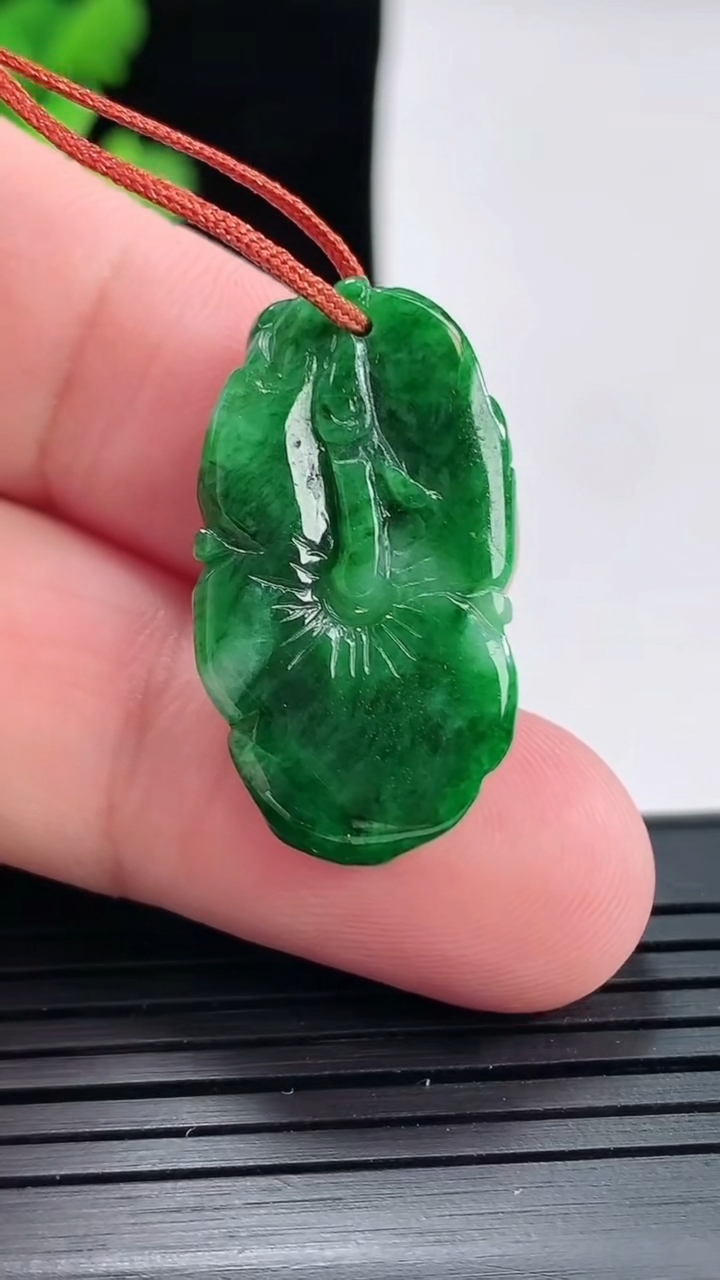 天然A货翡翠和和美美 荷叶鱼吊坠，尺寸29-16-6重量:4.62g
4月25日