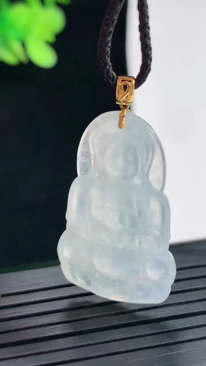 天然A货翡翠种白冰正装观音吊坠，尺寸33.6-20-3.5重量:4.30g
4月25日