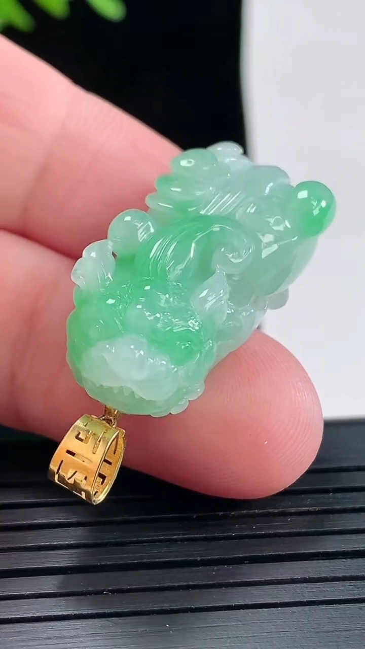 天然A货翡翠貔貅吊坠，尺寸32-14.5-10重量:10.13g
4月25日