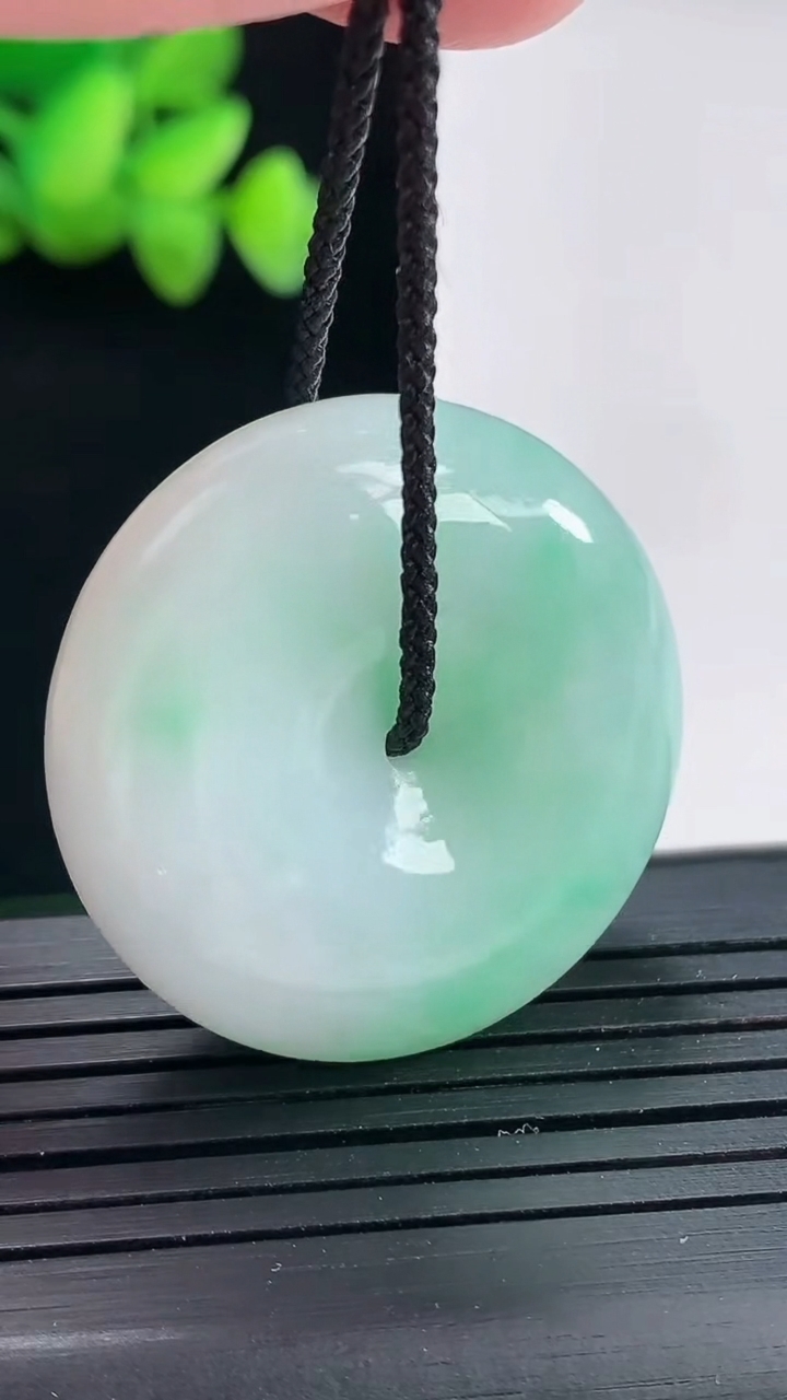 天然A货翡翠路路通吊坠尺寸31.6-11.6重量:23.65g
4月25日