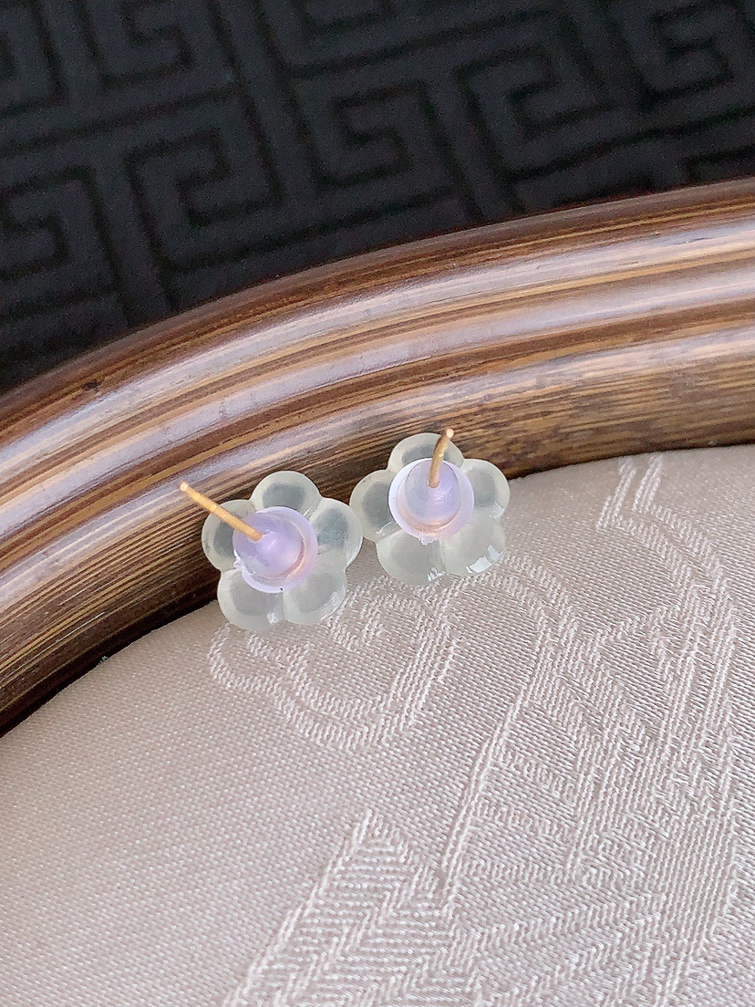 天然A货翡翠18K金镶嵌白冰白月光花开富贵耳钉 
尺寸8-1.5mm 重量0.75g 0425