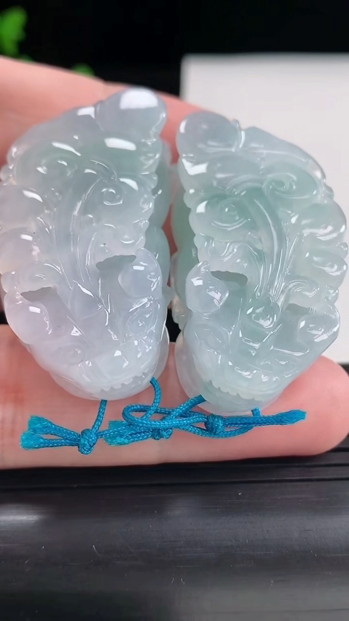 天然A货翡翠紫罗兰貔貅吊坠一对，尺寸44.5-23-12重量:54.48g
4月25日