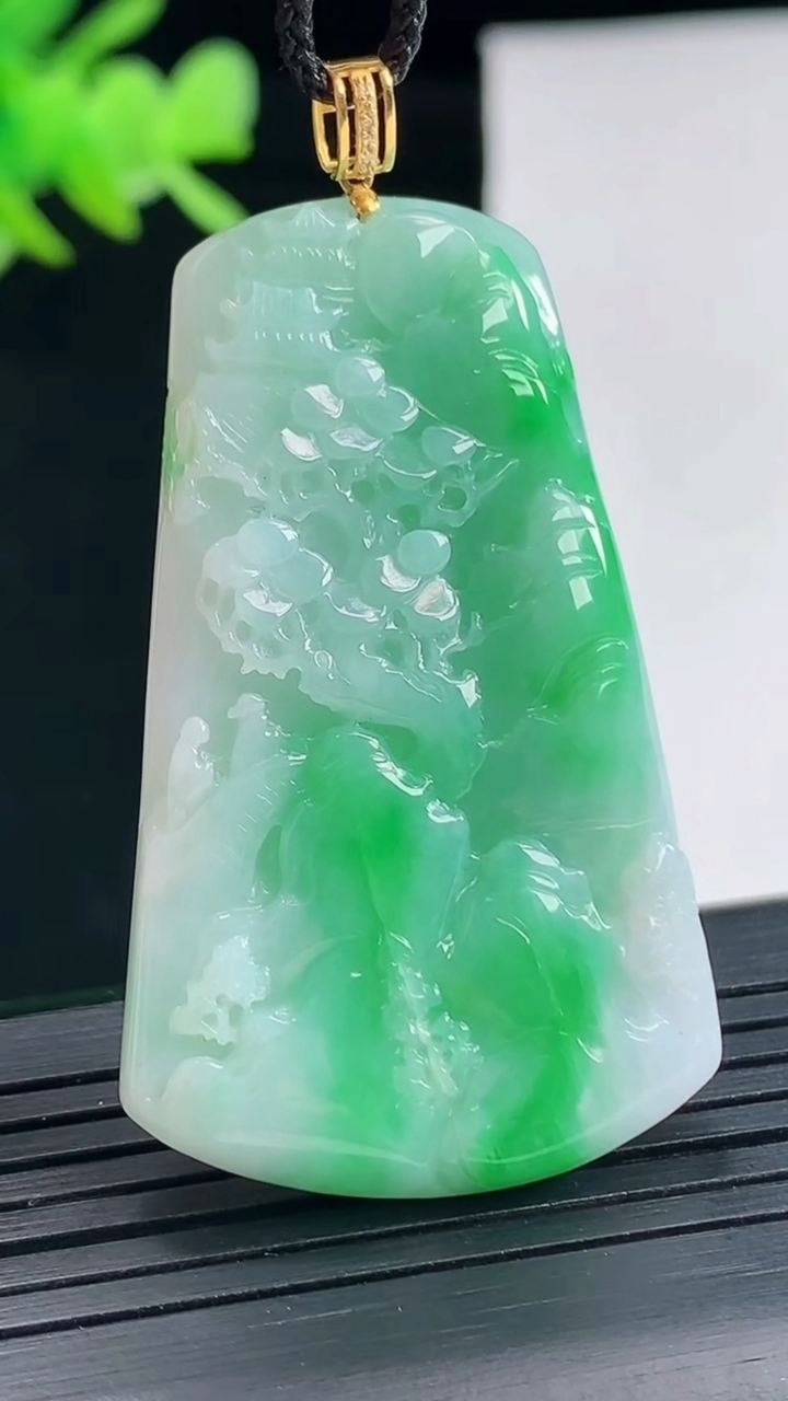 天然A货翡翠山水牌吊坠，尺寸46.5-29-5.2重量:15.77g
4月25日