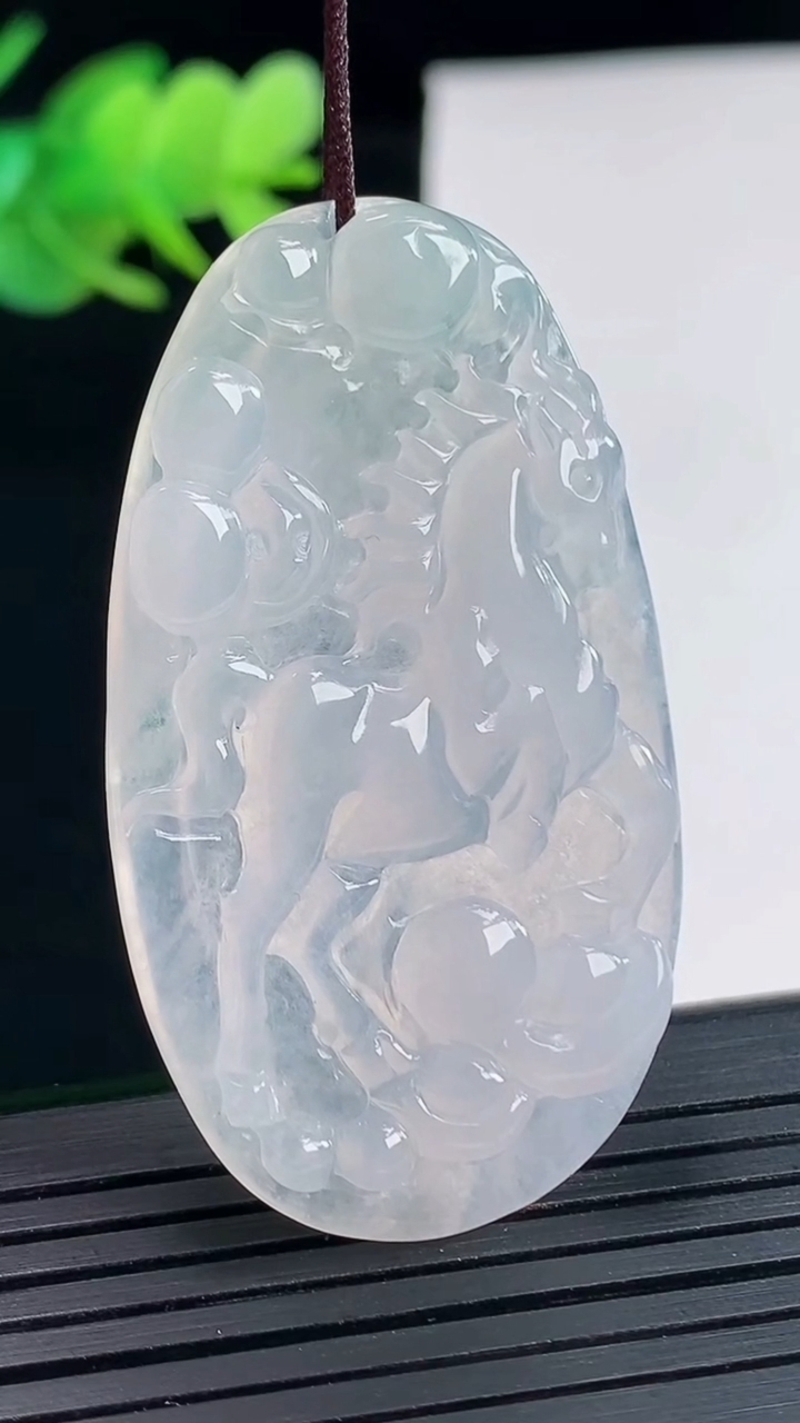 天然A货翡翠生肖马吊坠，尺寸49-27-4重量:10.88g
4月25日