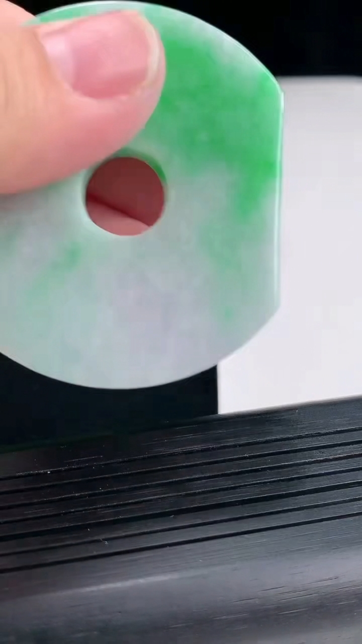 天然A货翡翠鸳鸯吊坠，尺寸53-46-6重量:29.48g
4月25日