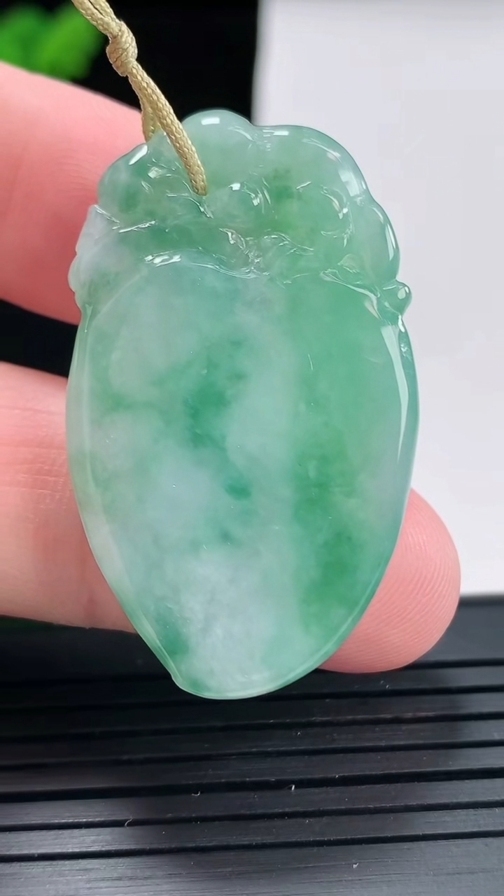天然A货翡翠寿桃吊坠，尺寸40.6-25-5.2重量:11.11g
4月25日