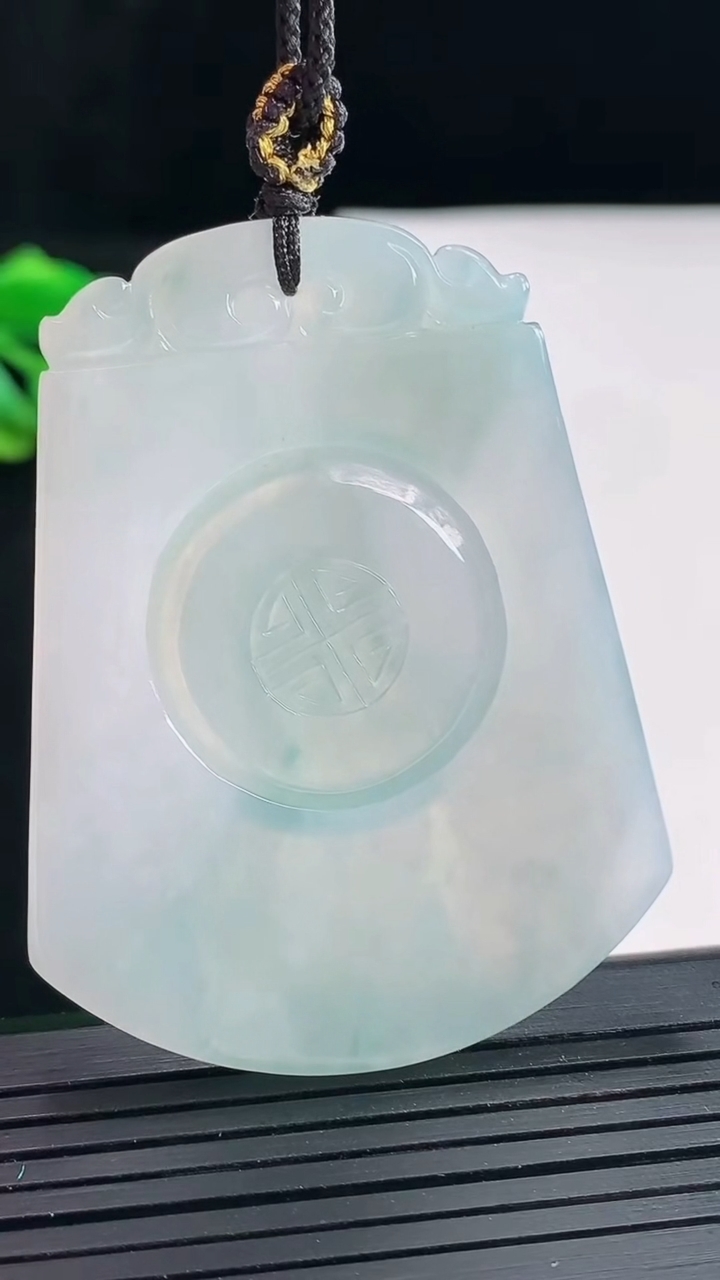 天然A货翡翠飘花仿古无事牌吊坠，尺寸54-41.6-4重量:23.01g
4月25日