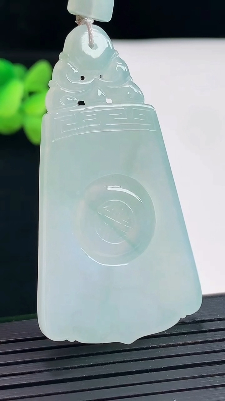 天然A货翡翠飘花仿古无事牌吊坠，尺寸54-30.5-4重量:15.79g
4月25日