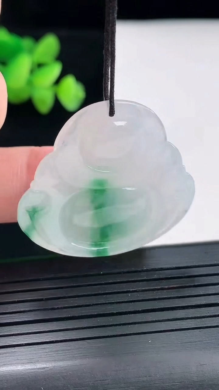 天然A货翡翠飘花佛公吊坠，尺寸32-35-5.8重量:9.92g
4月25日