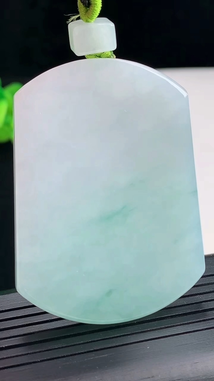 天然A货翡翠无事牌吊坠，尺寸55.6-41-5.8重量:41.04g
4月25日