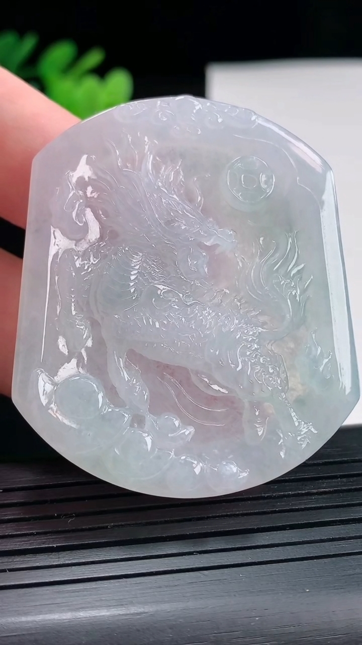 天然A货翡翠麒麟吊坠，尺寸53-44.8-5重量:28.57g
4月25日