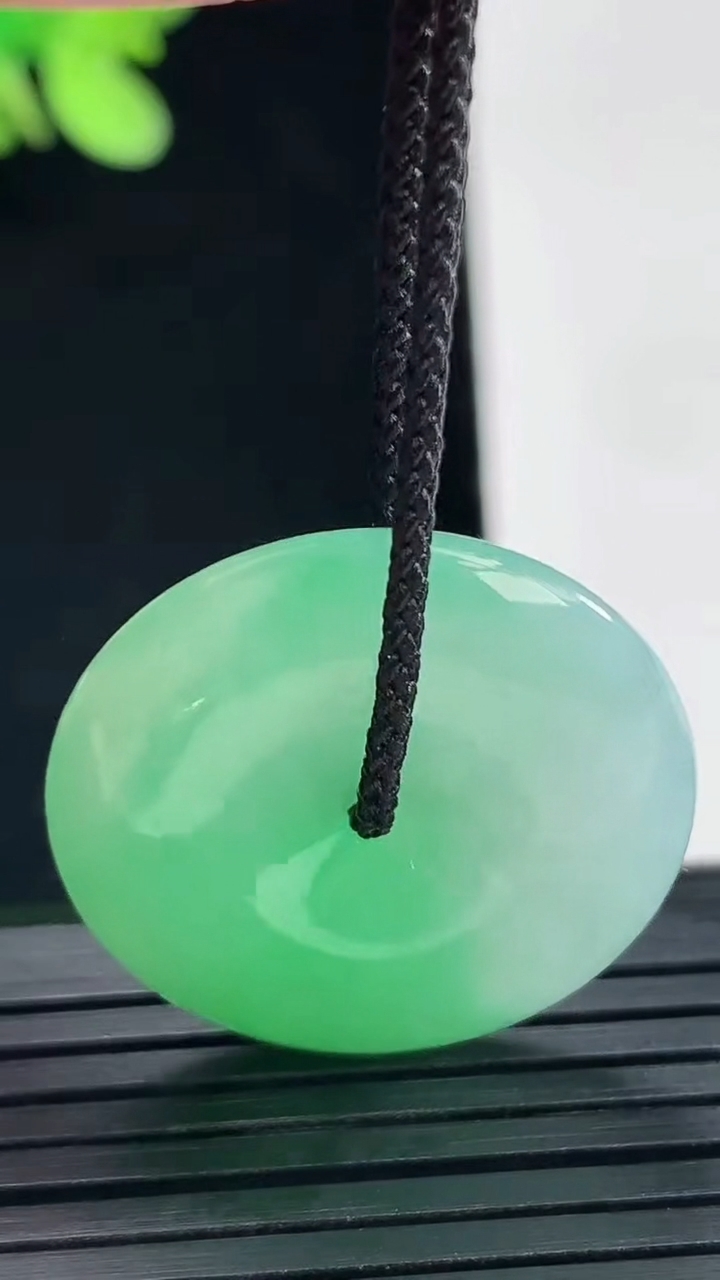 天然A货翡翠平安扣吊坠，尺寸26-5.2重量:8.14g
4月25日