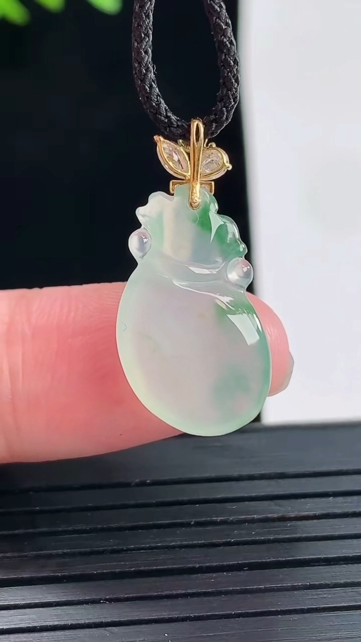 天然A货翡翠福袋吊坠，尺寸18.6-11.8-4.2重量:1.86g
4月25日