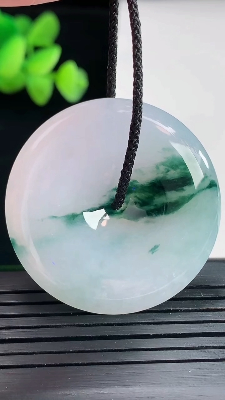 天然A货翡翠飘花平安扣吊坠，尺寸36.6-5.6重量:16.19g
4月25日