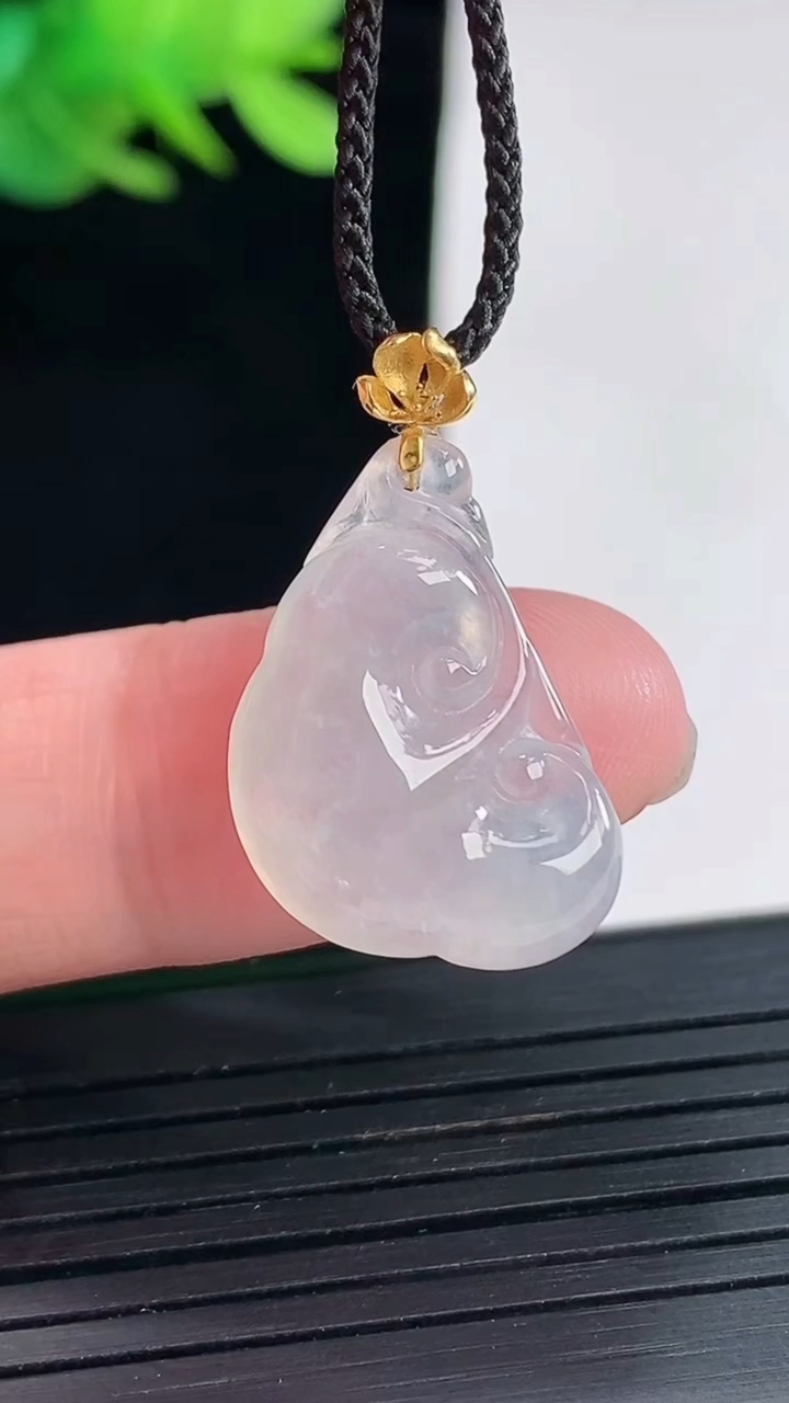 天然A货翡翠种白冰如意吊坠，尺寸22-14.5-5.2重量:2.67g
4月25日