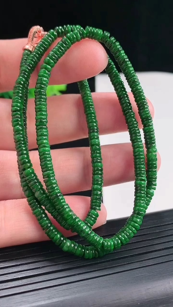 天然A货翡翠算盘珠项链，尺寸3.6-1重量:17.55g
4月25日