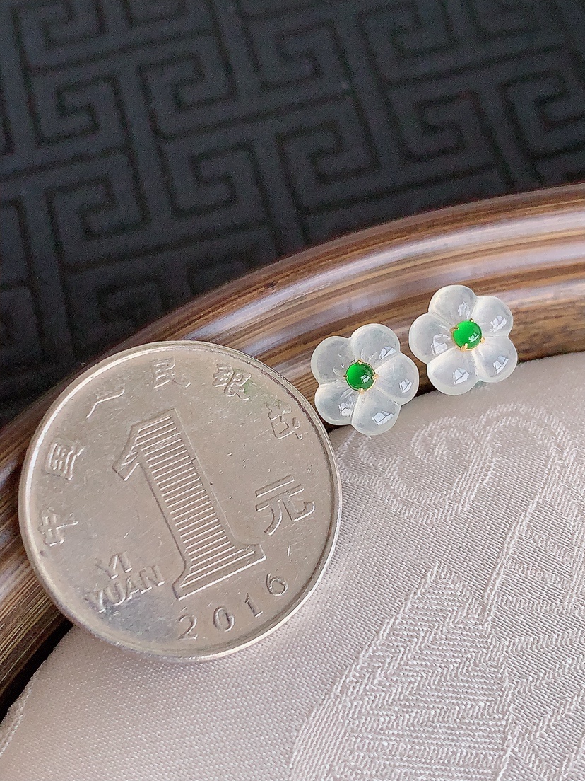 天然A货翡翠18K金镶嵌白冰白月光花开富贵耳钉 
尺寸8-1.5mm 重量0.75g 0425