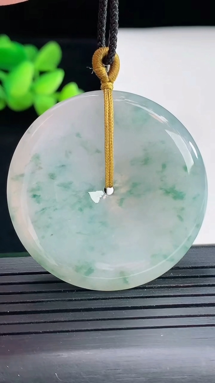 天然A货翡翠飘花平安扣吊坠，尺寸40.5-6重量:20.90g
4月25日