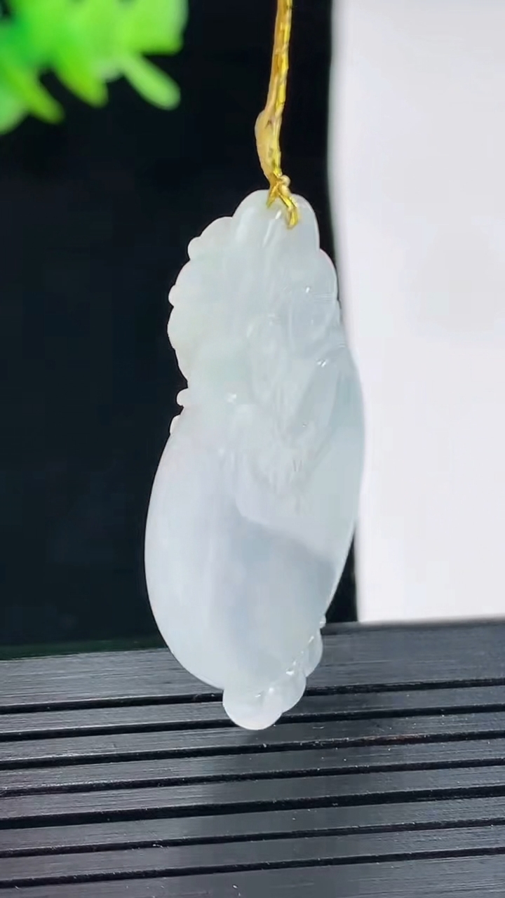 天然A货翡翠龙牌吊坠，尺寸38.5-25-7重量:11.08g
4月25日