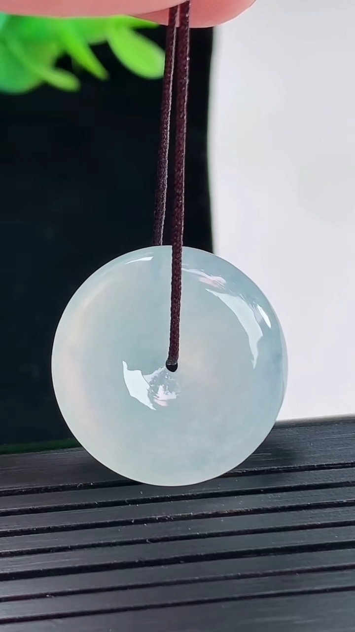 天然A货翡翠平安扣吊坠，尺寸24-5.5重量:6.75g
4月25日